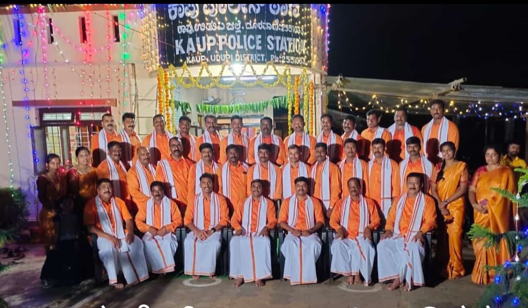 ಆಯುಧ ಪೂಜೆಗೆ ಕಾಪು ಠಾಣೆ ಸಿಬ್ಬಂದಿಗಳಿಂದ ಕೇಸರಿ ವಸ್ತ್ರ; ಸಾಮಾಜಿಕ ಜಾಲತಾಣಗಳಲ್ಲಿ ಫೋಟೊ ವೈರಲ್, ವ್ಯಾಪಾಕ ಆಕ್ರೋಶ