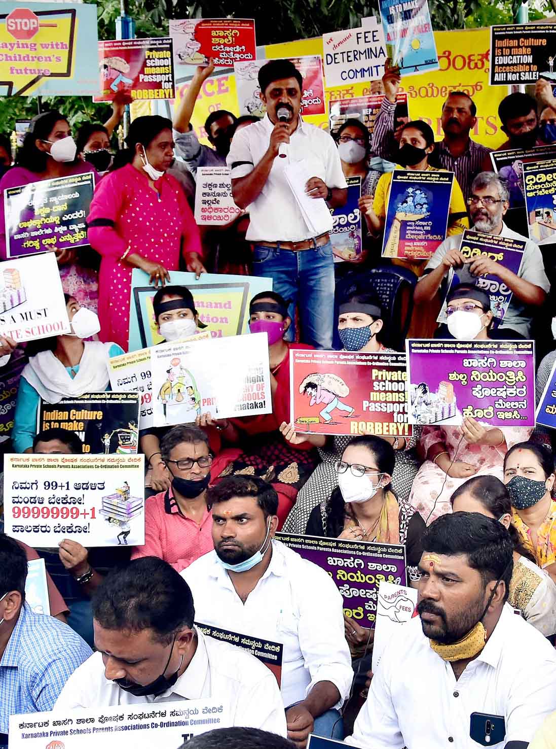 ಬೆಂಗಳೂರು: ಶಾಲಾ ಶುಲ್ಕ ನಿಯಂತ್ರಣಕ್ಕೆ ಕಾಯ್ದೆ ರೂಪಿಸಲು ಆಗ್ರಹಿಸಿ ಪೋಷಕರಿಂದ ಧರಣಿ