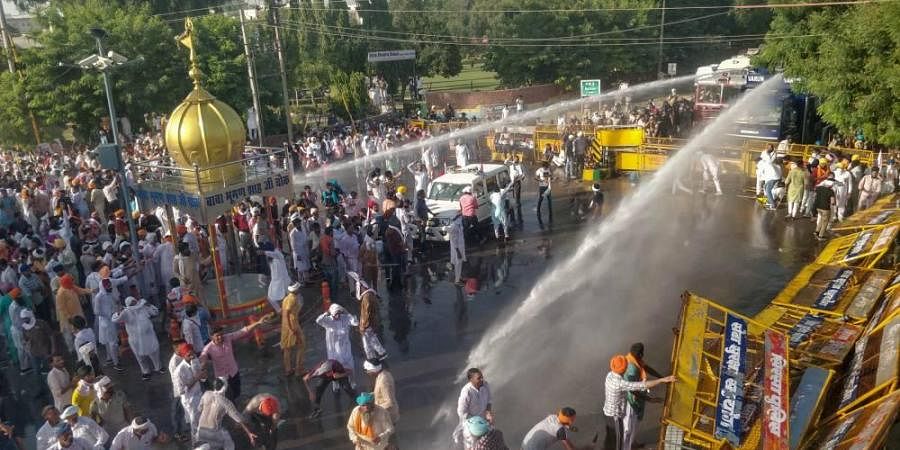 ಹರ್ಯಾಣದ ಮುಖ್ಯಮಂತ್ರಿ ನಿವಾಸದ ಹೊರಗೆ ರೈತರ ಪ್ರತಿಭಟನೆ,ಜಲಫಿರಂಗಿ ಪ್ರಯೋಗ