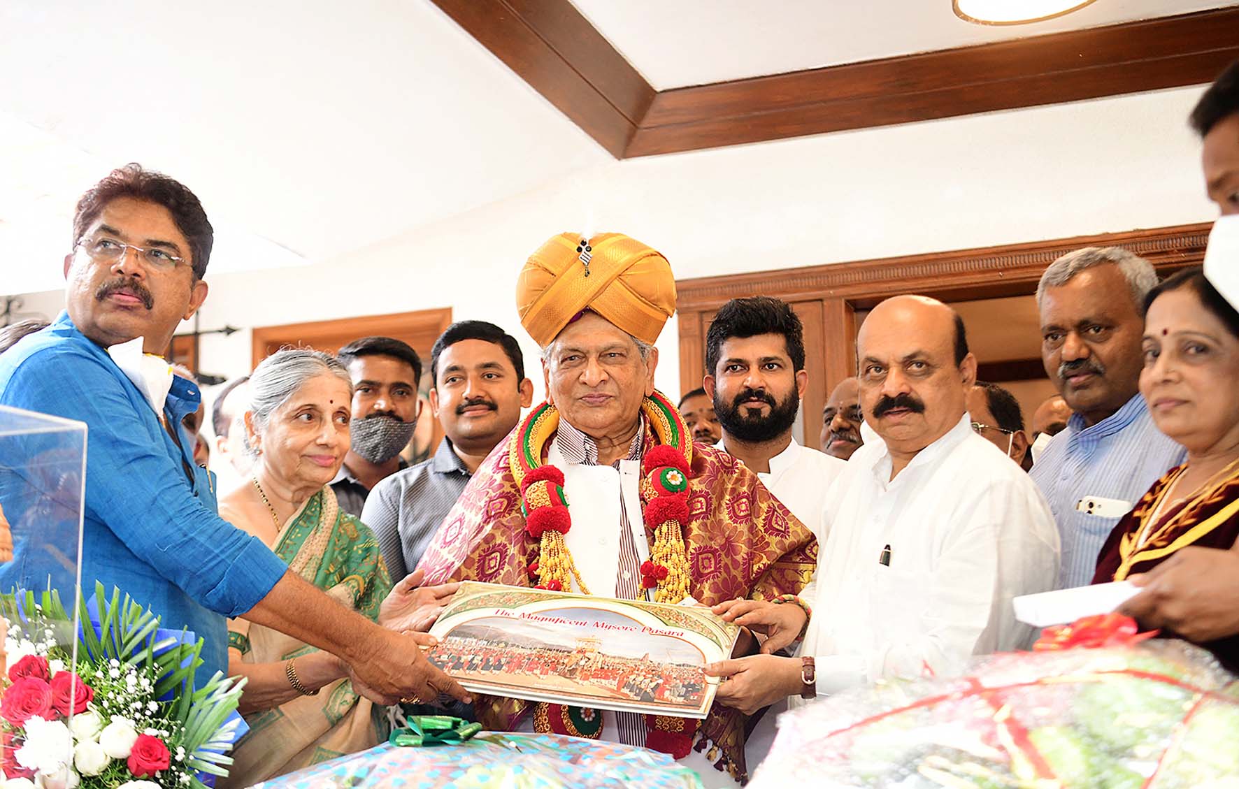 ದಸರಾ ಉದ್ಘಾಟನೆಗೆ ಎಸ್.ಎಂ.ಕೃಷ್ಣಗೆ ಅಧಿಕೃತ ಆಹ್ವಾನ ನೀಡಿದ ಮುಖ್ಯಮಂತ್ರಿ ಬಸವರಾಜ ಬೊಮ್ಮಾಯಿ