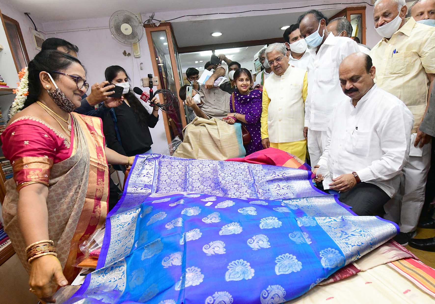 ಖಾದಿ ಉತ್ಪನ್ನಗಳನ್ನು ಖರೀದಿಸಿದ ಸಿಎಂ ಬೊಮ್ಮಾಯಿ, ಸಚಿವ ಎಂಟಿಬಿ ನಾಗರಾಜು