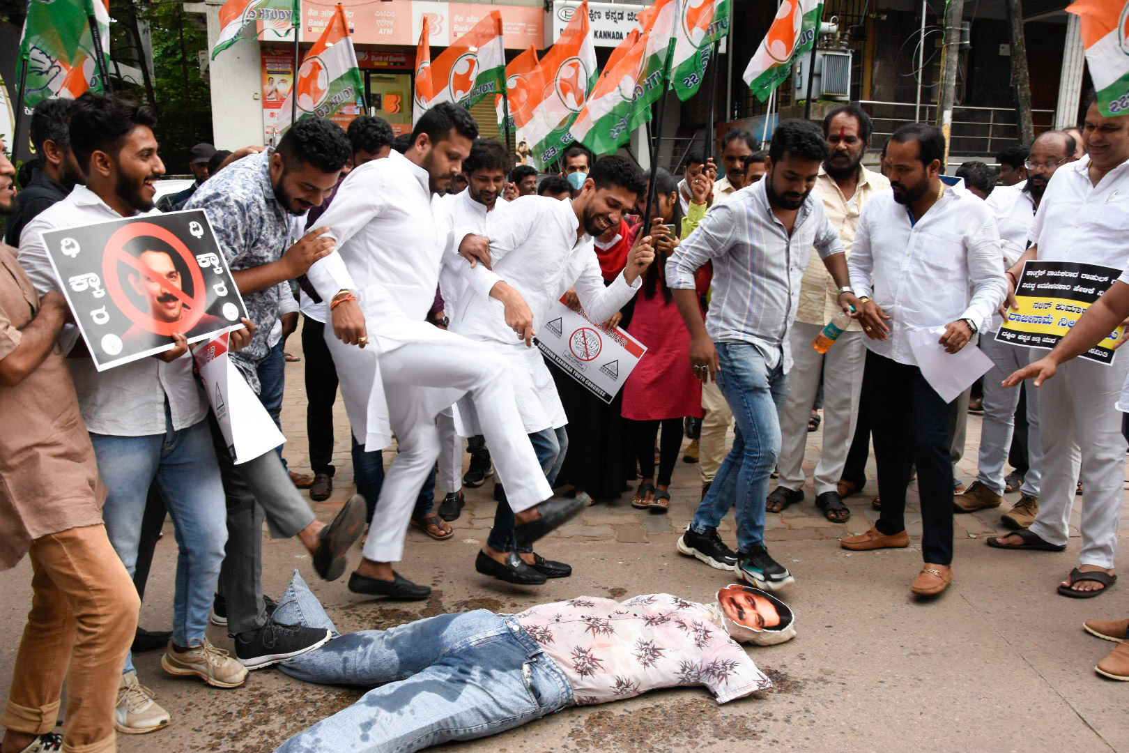 ಮಂಗಳೂರು; ರಾಹುಲ್‌ ಗಾಂಧಿ ಬಗ್ಗೆ ಅವಹೇಳನಕಾರಿ ಹೇಳಿಕೆ ನೀಡಿದ ಬಿಜೆಪಿ ರಾಜ್ಯಾಧ್ಯಕ್ಷ ವಿರುದ್ಧ ಕಾಂಗ್ರೆಸ್ ಪ್ರತಿಭಟನೆ