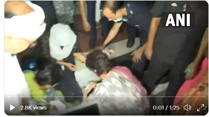 ದಾರಿ ಮಧ್ಯೆ ಅಪಘಾತಕ್ಕೊಳಗಾಗಿದ್ದ ಮಹಿಳೆಗೆ ಪ್ರಥಮ ಚಿಕಿತ್ಸೆ ನೀಡಿದ ಪ್ರಿಯಾಂಕಾ ಗಾಂಧಿ