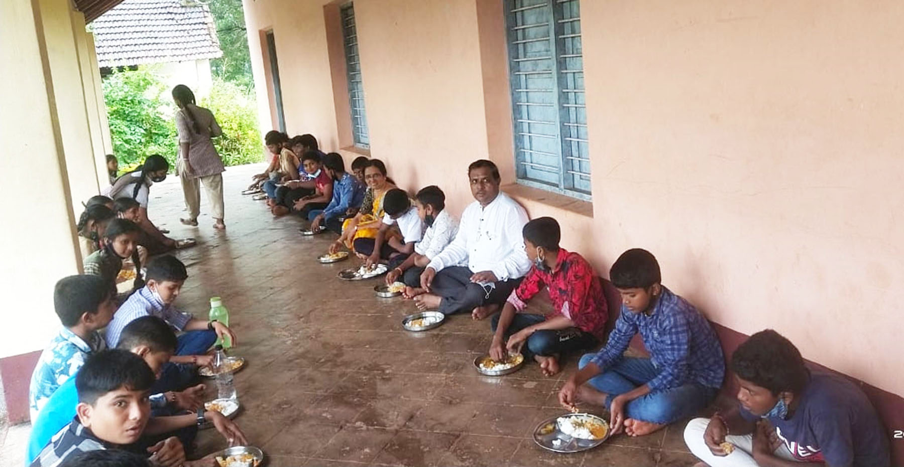 ಉಡುಪಿ: ಶಾಲೆಯಲ್ಲಿ ಮಕ್ಕಳೊಂದಿಗೆ ಬಿಸಿಯೂಟ ಮಾಡಿದ ಡಿಡಿಪಿಐ