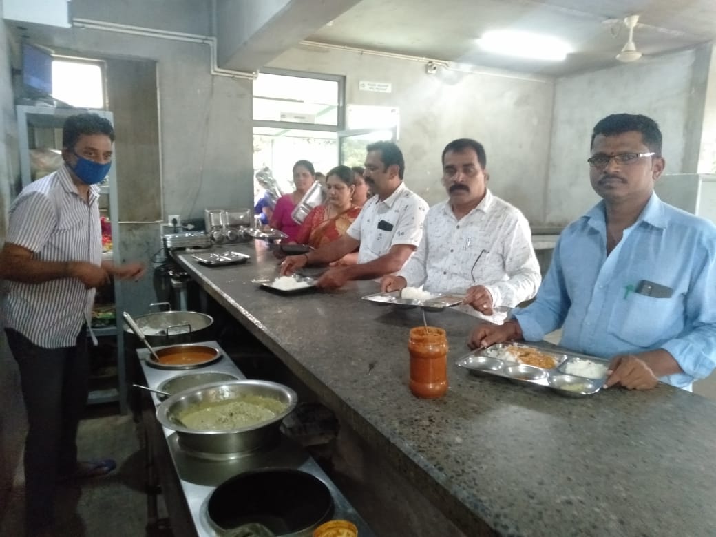 ಕಾರ್ಕಳ: ಇಂದಿರಾ ಕ್ಯಾಂಟೀನ್ ಊಟದ ರುಚಿ ಸವಿದ ಪುರಸಭಾ ಸದಸ್ಯರು, ಅಧಿಕಾರಿಗಳು