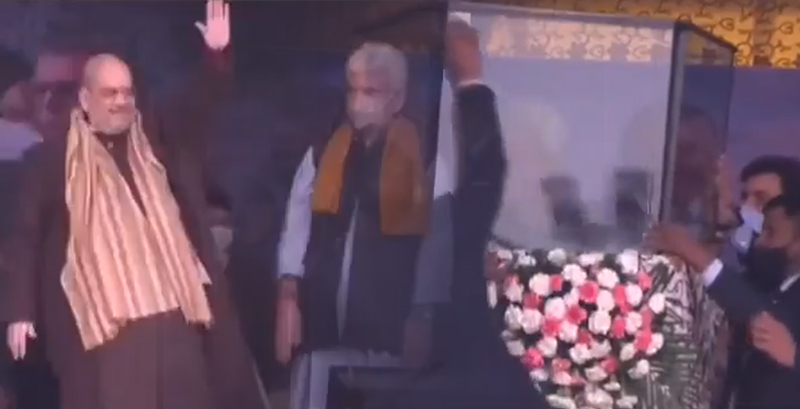 ಶ್ರೀನಗರ: ಬುಲೆಟ್ ಪ್ರೂಫ್ ಗ್ಲಾಸ್ ಶೀಲ್ಡ್ ತೆಗೆದು ಸಾರ್ವಜನಿಕ ಸಭೆಯಲ್ಲಿ ಮಾತನಾಡಿದ ಅಮಿತ್ ಶಾ