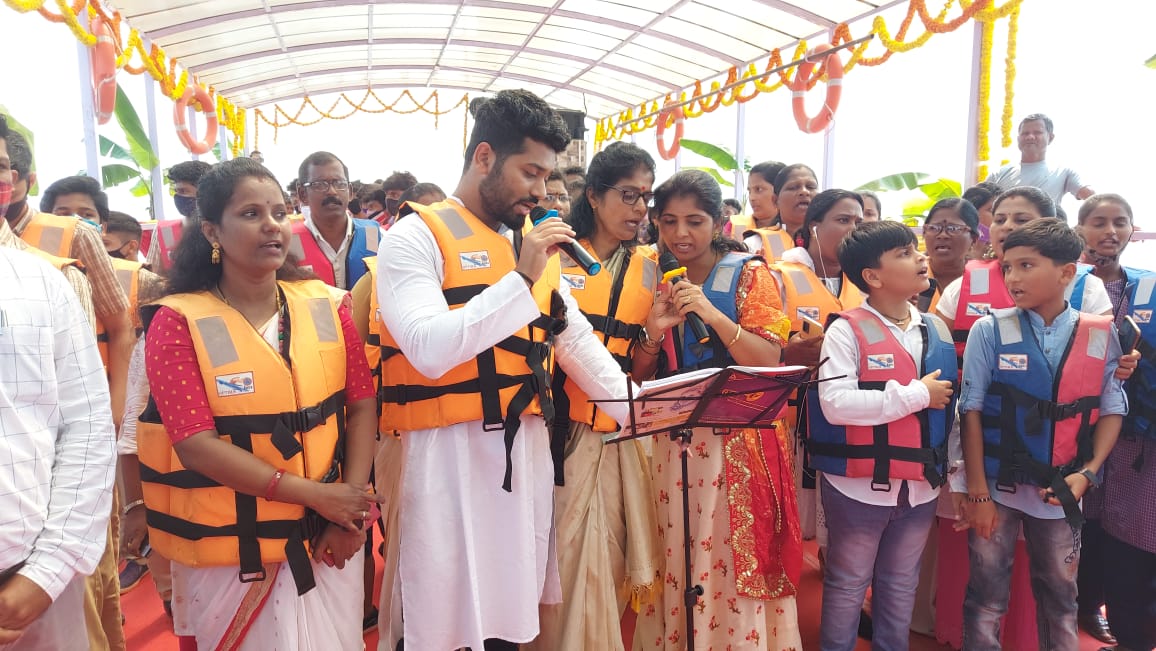 ಮಲ್ಪೆ ಕಡಲ ಮಧ್ಯೆ ಮೊಳಗಿದ ‘ಕನ್ನಡಕ್ಕಾಗಿ ನಾವು’ ಗೀತಾ ಗಾಯನ