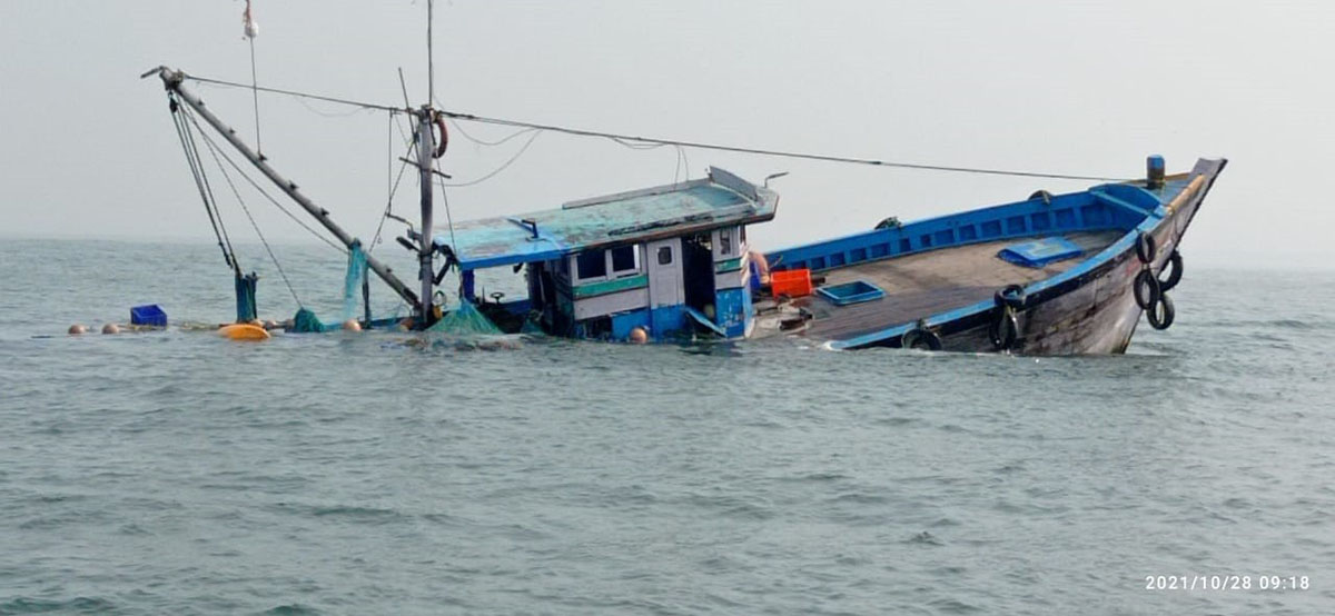 ಬಂಡೆಕಲ್ಲಿಗೆ ಢಿಕ್ಕಿ ಹೊಡೆದು ಬೋಟು ಮುಳುಗಡೆ: ಆರು ಮಂದಿ ಮೀನುಗಾರರ ರಕ್ಷಣೆ