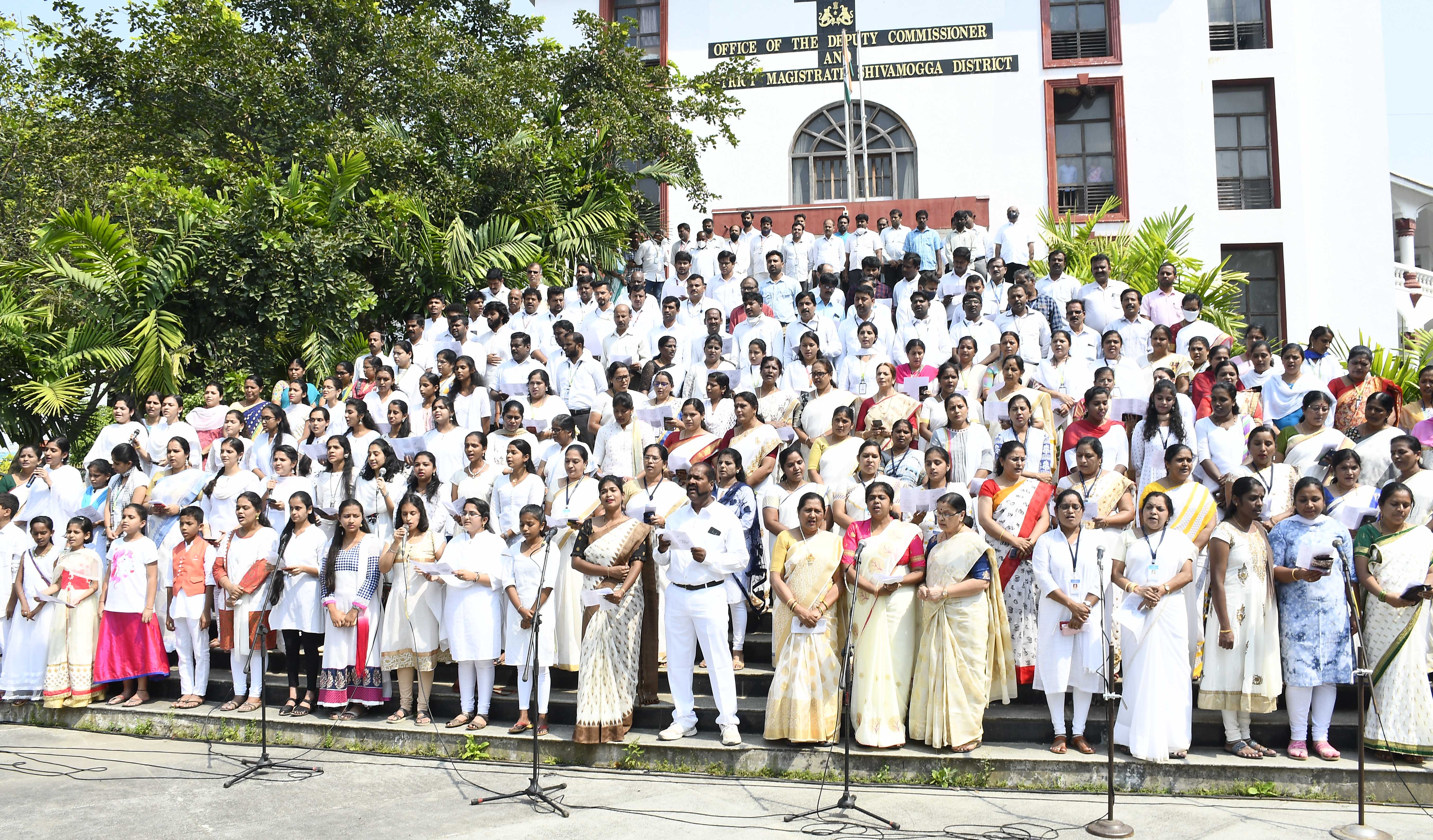 ಶಿವಮೊಗ್ಗ: ರಾಜ್ಯೋತ್ಸವ ನಿಮಿತ್ತ ವಿವಿಧೆಡೆ ಕನ್ನಡದ ಕಂಪು ಸಾರಿದ ಗೀತಗಾಯನ