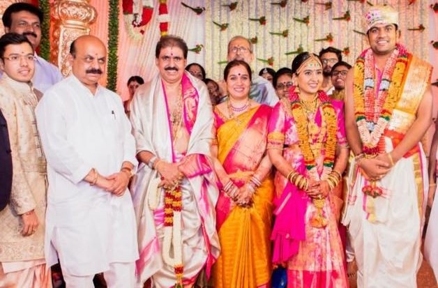 ಶ್ರೀ ಚಂದ್ರಶೇಖರ ಸ್ವಾಮೀಜಿ ಪುತ್ರಿಯ ಅದ್ದೂರಿ ವಿವಾಹ: ಸಿಎಂ ಸಹಿತ ಗಣ್ಯರು ಭಾಗಿ