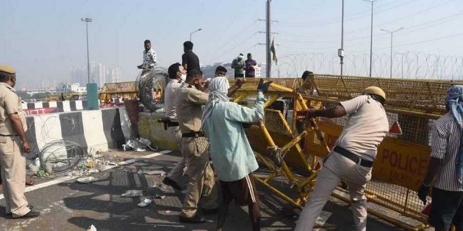 ಟಿಕ್ರಿ, ಗಾಝಿಪುರ ಗಡಿಗಳಿಂದ ಬ್ಯಾರಿಕೇಡ್‌ಗಳನ್ನು ತೆಗೆದು ಹಾಕಲಾರಂಭಿಸಿದ ದಿಲ್ಲಿ ಪೊಲೀಸರು