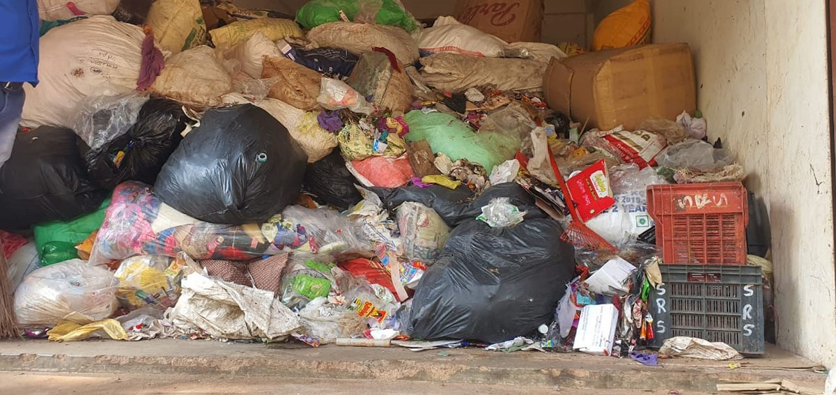 ಉದ್ಯಾವರ: ವಾಣಿಜ್ಯ ಕಟ್ಟಡದ ಕೋಣೆಯಲ್ಲಿ ಸಂಗ್ರಹಿಸಿಟ್ಟ ತ್ಯಾಜ್ಯ ವಿಲೇವಾರಿಗೆ ಆಗ್ರಹ