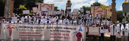 ದಾವಣಗೆರೆ: ಬಾಕಿ ಇರುವ ಶಿಷ್ಯವೇತನ ಪಾವತಿಸುವಂತೆ ಒತ್ತಾಯಿಸಿ ವೈದ್ಯಕೀಯ ಕಾಲೇಜಿನ ವಿದ್ಯಾರ್ಥಿಗಳ ಧರಣಿ