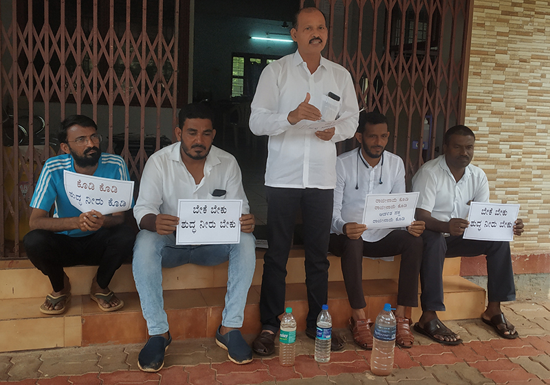 ಸುಳ್ಯ ನಗರಕ್ಕೆ ಕಲುಷಿತ ನೀರು ಸರಬರಾಜು: ವಿಪಕ್ಷ ಸದಸ್ಯರಿಂದ ನ.ಪಂ. ಎದುರು ಪ್ರತಿಭಟನೆ