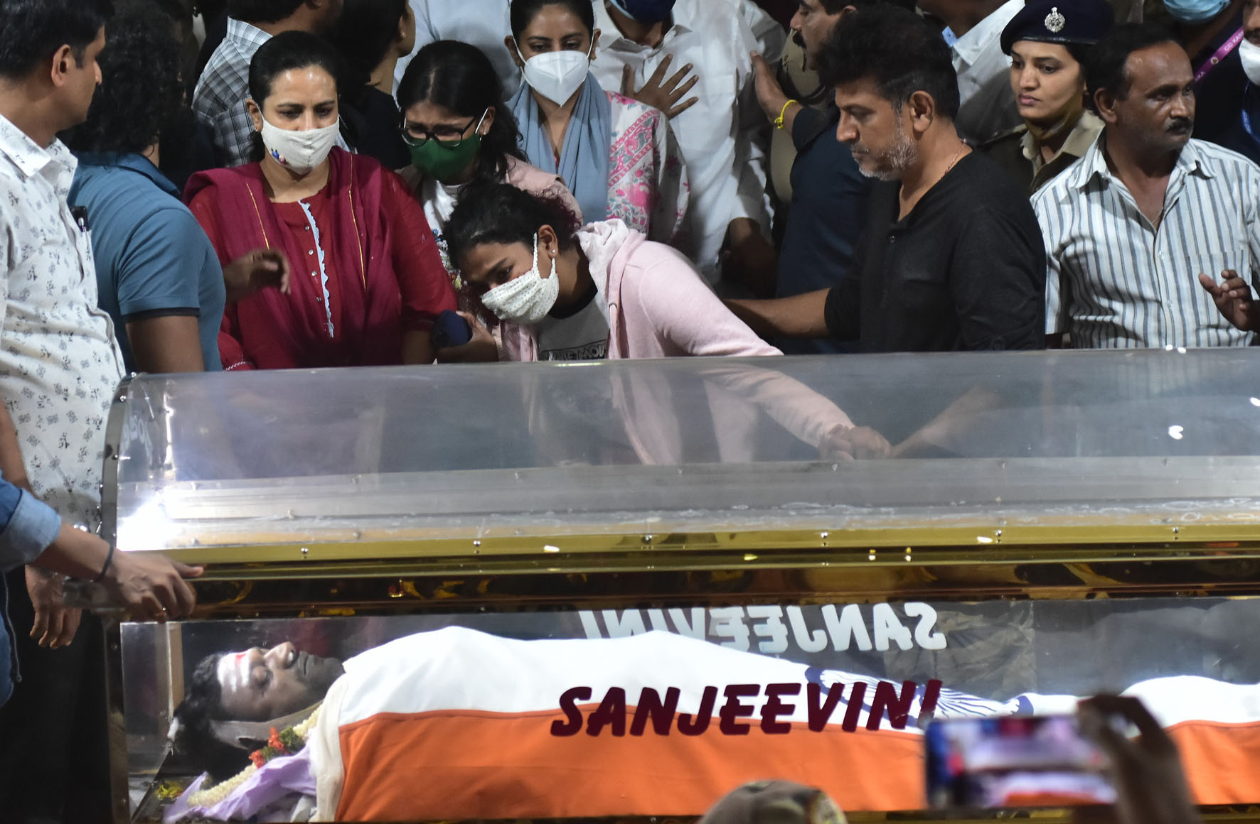 ಕಂಠೀರವ ಕ್ರೀಡಾಂಗಣಕ್ಕೆ ಆಗಮಿಸಿ ತಂದೆಯ  ಅಂತಿಮ ದರ್ಶನ ಪಡೆದ ಪುನೀತ್ ಪುತ್ರಿ ಧೃತಿ