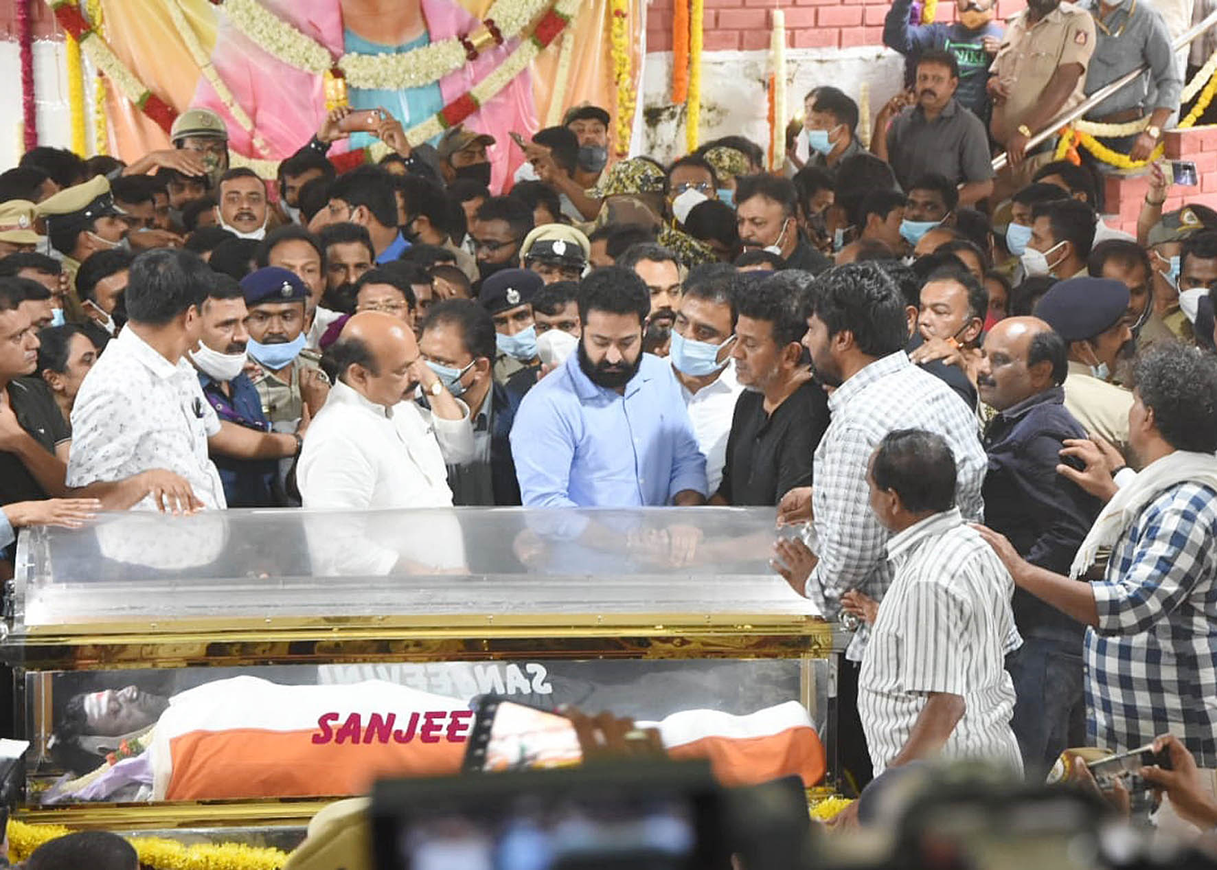 ಪುನೀತ್ ಮೃತದೇಹ ಕಂಡು ಭಾವುಕರಾದ ದಿಗ್ಗಜರು