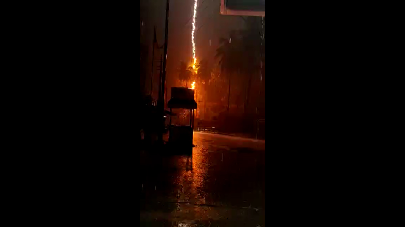 ಸುಳ್ಯದಲ್ಲಿ ಭಾರೀ ಮಳೆ: ಆತಂಕ ಸೃಷ್ಟಿಸಿದ ಸಿಡಿಲಿನ ಅಬ್ಬರ