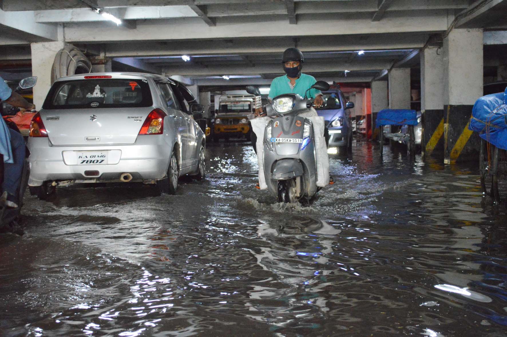 ಧಾರಾಕಾರ ಮಳೆ; ಬೆಂಗಳೂರಿನಲ್ಲಿ ಜನಜೀವನ ಅಸ್ತವ್ಯಸ್ತ