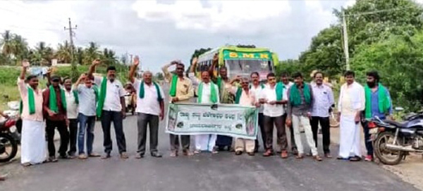 ಚಾಮರಾಜನಗರ: ಕೇಂದ್ರ ಸಚಿವ ಅಜಯ್ ಮಿಶ್ರಾ ವಜಾಕ್ಕೆ ಆಗ್ರಹಿಸಿ ರೈತರಿಂದ ರಾಷ್ಟ್ರೀಯ ಹೆದ್ದಾರಿಯಲ್ಲಿ ಪ್ರತಿಭಟನೆ