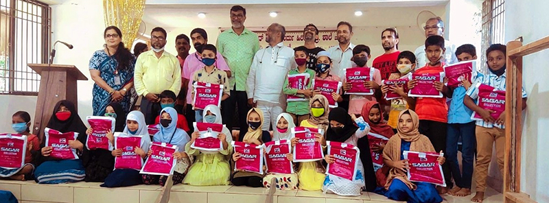 ಹಳೆಕೋಟೆ: ಉಚಿತ ಸಮವಸ್ತ್ರ, ಪುಸ್ತಕ ವಿತರಣೆ