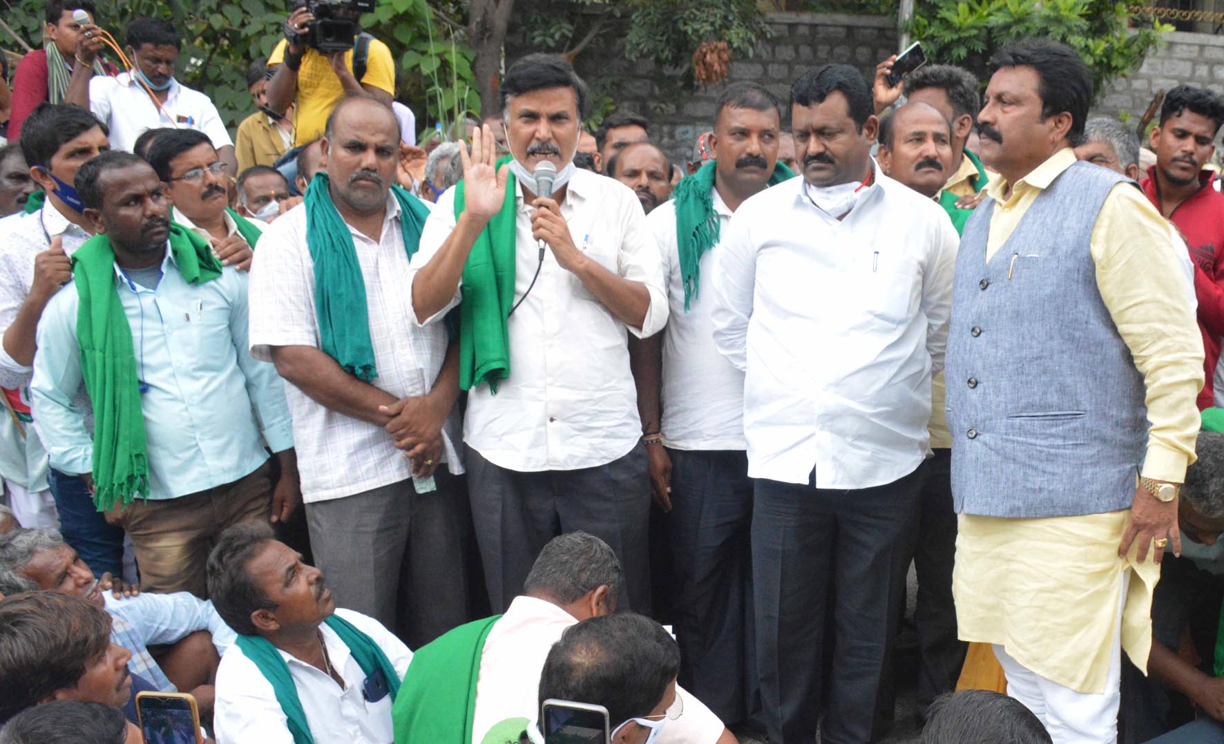 ಕಬ್ಬಿನ ಎಫ್‍ಆರ್ ಪಿ ದರ ಮರುಪರಿಶೀಲನೆಗೆ ಒತ್ತಾಯಿಸಿ ಬೆಂಗಳೂರಿನಲ್ಲಿ ರೈತರ ಪ್ರತಿಭಟನೆ