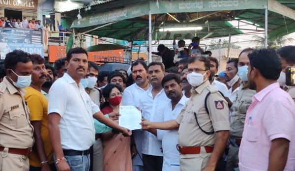 ಮಹಿಳೆಗೆ ಪೆಟ್ರೋಲ್ ಸುರಿದು ಬೆಂಕಿ ಹಚ್ಚಿದ ಪ್ರಕರಣ: ರಸ್ತೆಯಲ್ಲಿ ಮೃತದೇಹ ಇಟ್ಟು ಪ್ರತಿಭಟನೆ