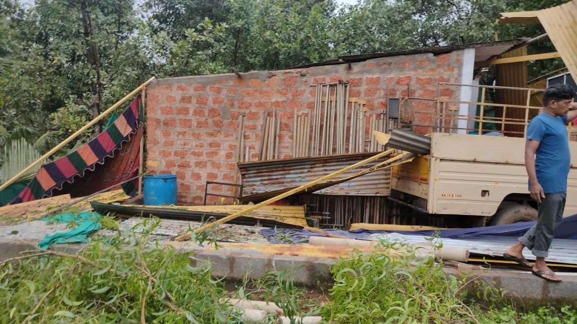 ಕುಂದಾಪುರ: ಭಾರೀ ಸುಂಟರಗಾಳಿಗೆ ಅಂಪಾರು ಗ್ರಾಮ ತತ್ತರ