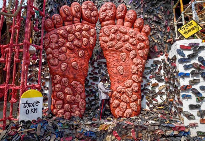 ರೈತರ ಹೋರಾಟವನ್ನು ಗೌರವಿಸುವ ಮೂಲಕ ಮೆಚ್ಚುಗೆಗೆ ಪಾತ್ರವಾದ ಕೋಲ್ಕತಾದ ದುರ್ಗಾಪೂಜೆಯ ಪೆಂಡಾಲ್