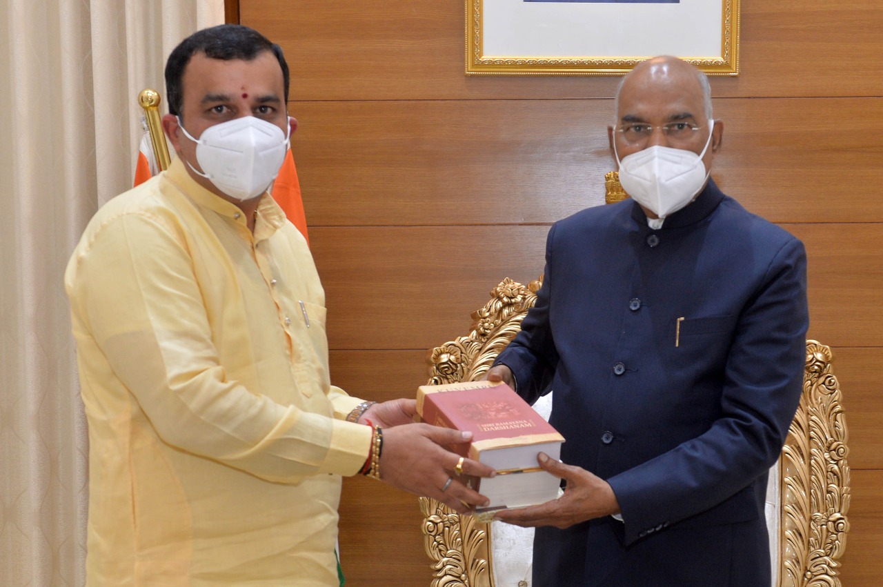 ರಾಷ್ಟ್ರಪತಿಗೆ ರಾಮಾಯಣ ದರ್ಶನಂ ಮತ್ತು ಪರ್ವ ಕಾದಂಬರಿ ಕೊಡುಗೆ ನೀಡಿದ ಸಚಿವ ಸುನೀಲ್ ಕುಮಾರ್