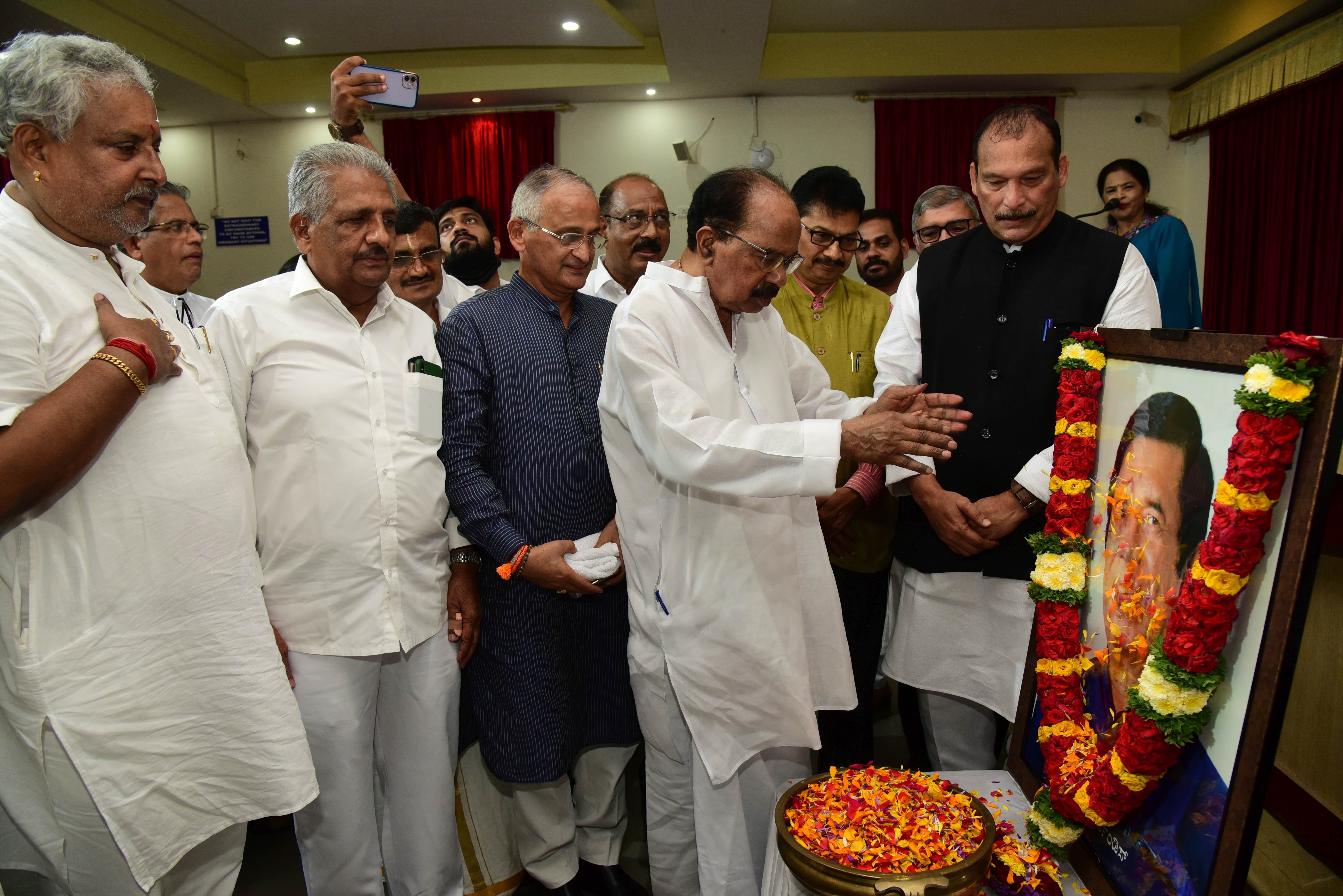 ಆಸ್ಕರ್ ರಾಜಕೀಯ ಶ್ರೇಷ್ಠ ಸಂತ: ಡಾ.ಎಂ.ವೀರಪ್ಪ ಮೊಯ್ಲಿ