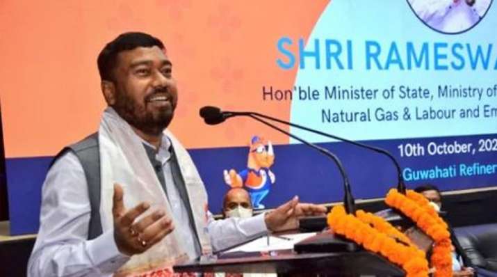 ಉಚಿತ ಇ-ಶ್ರಮ್ ಕಾರ್ಡ್ ಗೆ 100 ರೂ. ಪಾವತಿಸಿದ್ದೇನೆ ಎಂದು ವೇದಿಕೆಯಲ್ಲೇ ಹೇಳಿದ ಮಹಿಳೆ: ಕೇಂದ್ರ ಸಚಿವರ ಆಕ್ರೋಶ