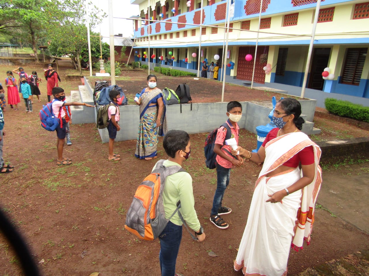 ಕಾಸರಗೋಡು :ಕೊರೋನ ಹಿನ್ನೆಲೆಯಲ್ಲಿ ಮುಚ್ಚಿದ್ದ ಶಾಲೆಗಳು ಒಂದೂವರೆ ವರ್ಷ ಬಳಿಕ ಪುನರಾರಂಭ