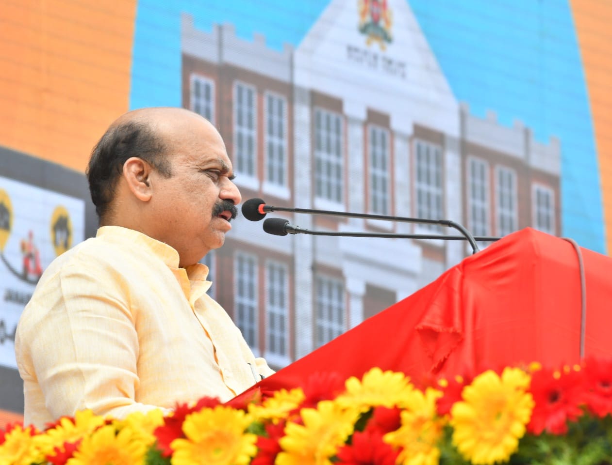 ಕನ್ನಡದಲ್ಲಿ ಕವಾಯತು: ಸಿಎಂ ಬೊಮ್ಮಾಯಿ ಘೋಷಣೆ