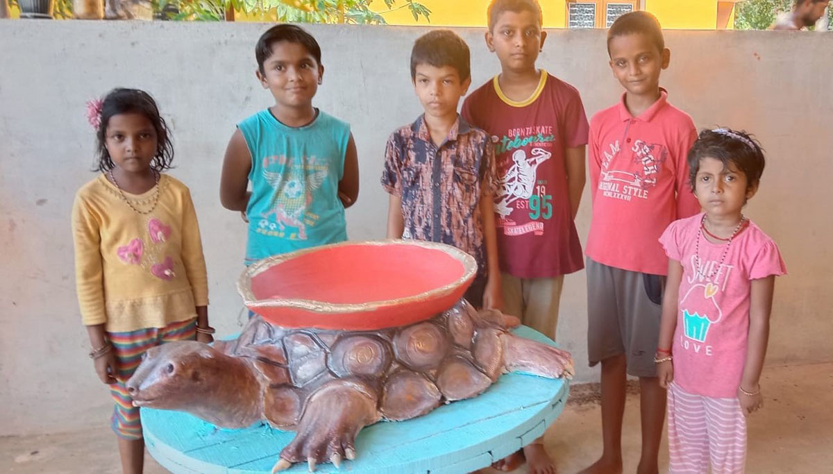 ಆಮೆಯ ಮೇಲೇರಿದ ಆವೆ ಮಣ್ಣಿನ ಹಣತೆ ರಚನೆ