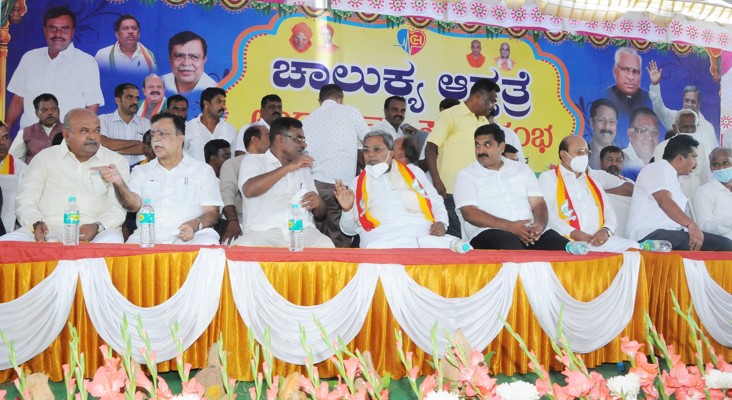 ವೇದಿಕೆಯಲ್ಲೇ ಜೆಡಿಎಸ್ ನ ಇಬ್ಬರು ನಾಯಕರನ್ನು ಕಾಂಗ್ರೆಸ್ ಗೆ ಆಹ್ವಾನಿಸಿದ ಸಿದ್ದರಾಮಯ್ಯ