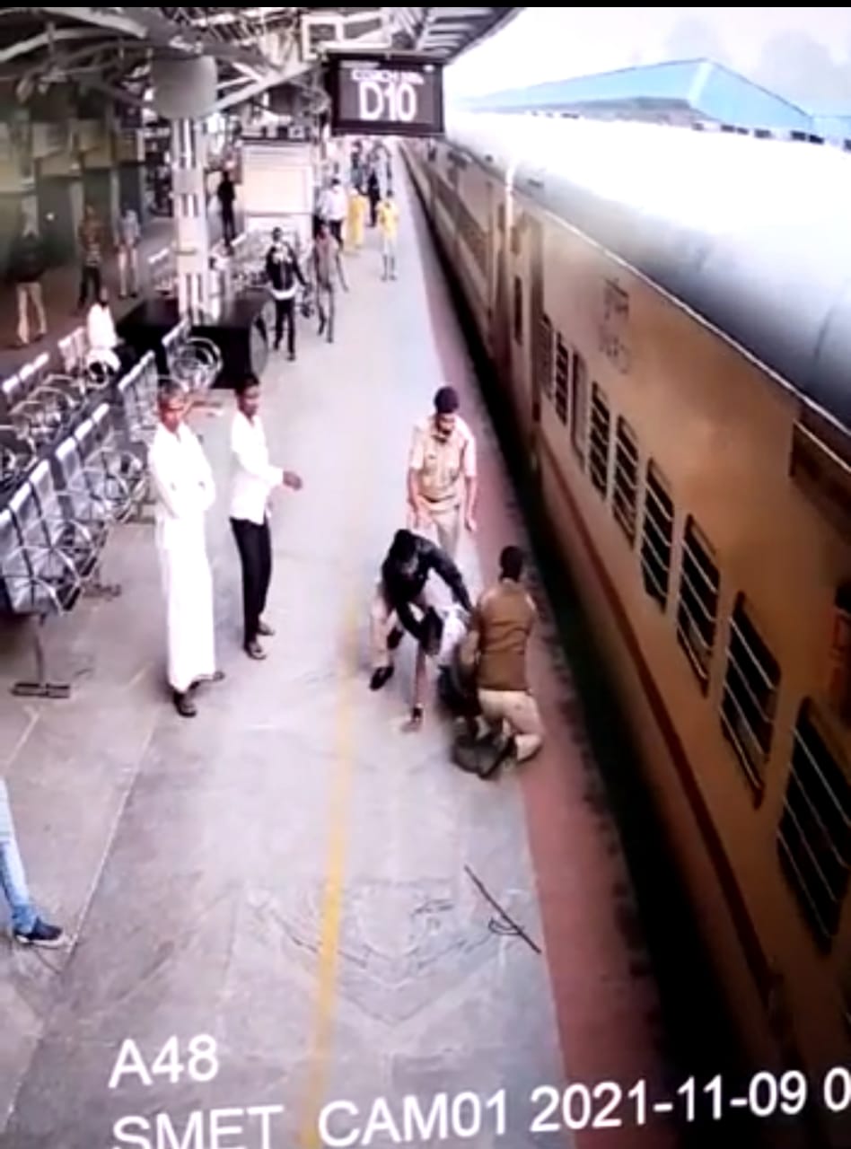 ಶಿವಮೊಗ್ಗ: ಚಲಿಸುತ್ತಿದ್ದ ರೈಲಿನಿಂದ ಬಿದ್ದ ಮಹಿಳೆ; ರಕ್ಷಿಸಿದ ರೈಲ್ವೆ ಪೊಲೀಸರು