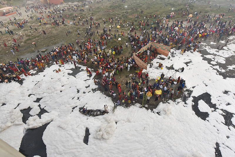 ಛಾತ್ ಹಬ್ಬದ ಬಳಿಕ ದಿಲ್ಲಿಯ ಯಮುನಾ ನದಿ ಮಾಲಿನ್ಯ ನೊರೆ ನಿವಾರಿಸಲು ನೀರು ಸಿಂಪಡಣೆ