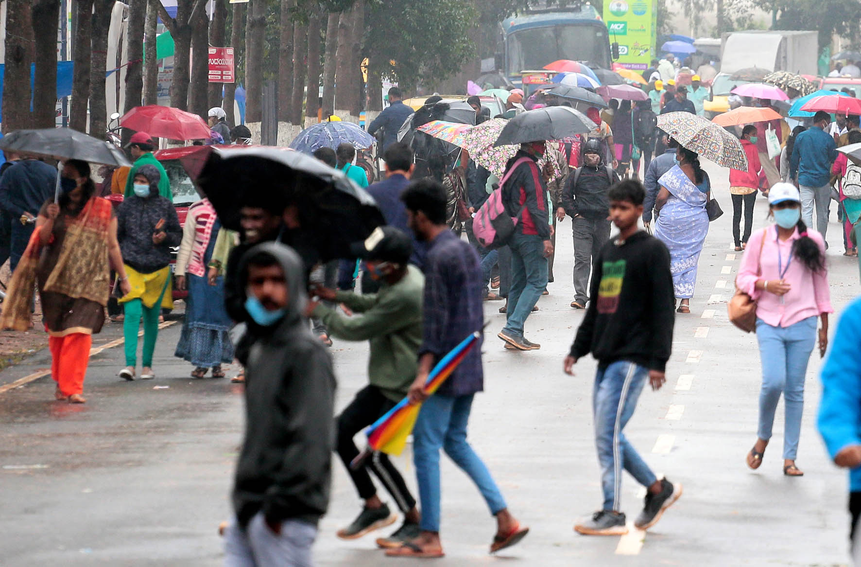 ಬೆಂಗಳೂರಿನಲ್ಲಿ ಮಳೆ ಜೊತೆ ಮೈ ಕೊರೆವ ಚಳಿ: ನಡುಗಿದ ನಗರ