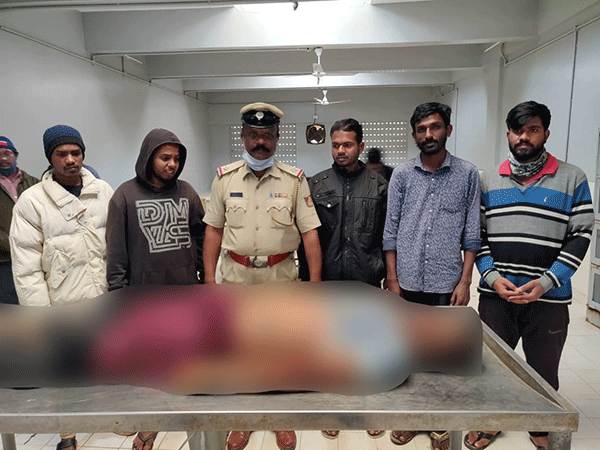 ಬೆಂಗಳೂರು: ಫ್ಲೈಓವರ್ ನಲ್ಲಿ ಸೆಲ್ಫಿ ತೆಗೆಯುತ್ತಿದ್ದ ವೇಳೆ ಹಾಲು ಸಾಗಾಟದ ವಾಹನ ಢಿಕ್ಕಿ; ಇಬ್ಬರು ಮೃತ್ಯು