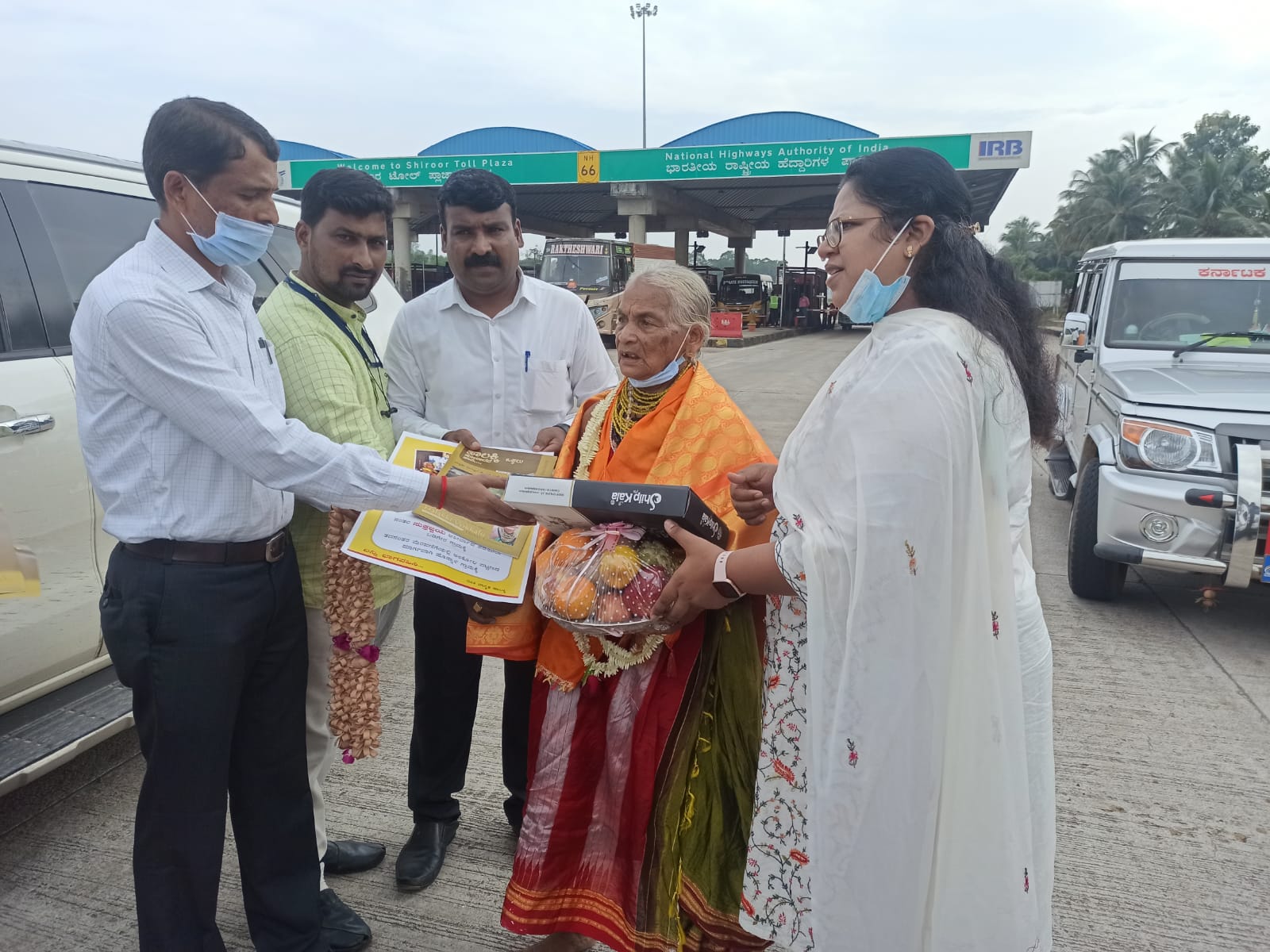 ಭಟ್ಕಳ: ಪದ್ಮಶ್ರೀ ಪುರಸ್ಕೃತ ತುಳಸಿ ಗೌಡರಿಗೆ ಗಡಿಭಾಗದಲ್ಲಿ ಜಿಲ್ಲಾಡಳಿತದಿಂದ ಸ್ವಾಗತ