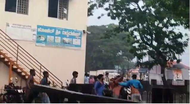 ಮೂಡಿಗೆರೆ ಬಸ್ ನಿಲ್ದಾಣದಲ್ಲಿ 2 ಗುಂಪುಗಳ ನಡುವೆ ಹೊಡೆದಾಟ: ಓರ್ವನಿಗೆ ಗಾಯ