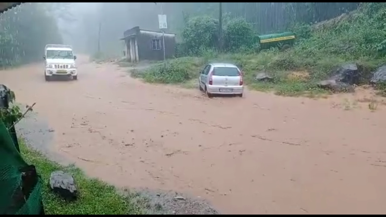 ಧಾರಾಕಾರ ಮಳೆ: ಕಾಫಿನಾಡಿನಲ್ಲಿ ಹೊಳೆಯಂತಾದ ರಸ್ತೆಗಳು