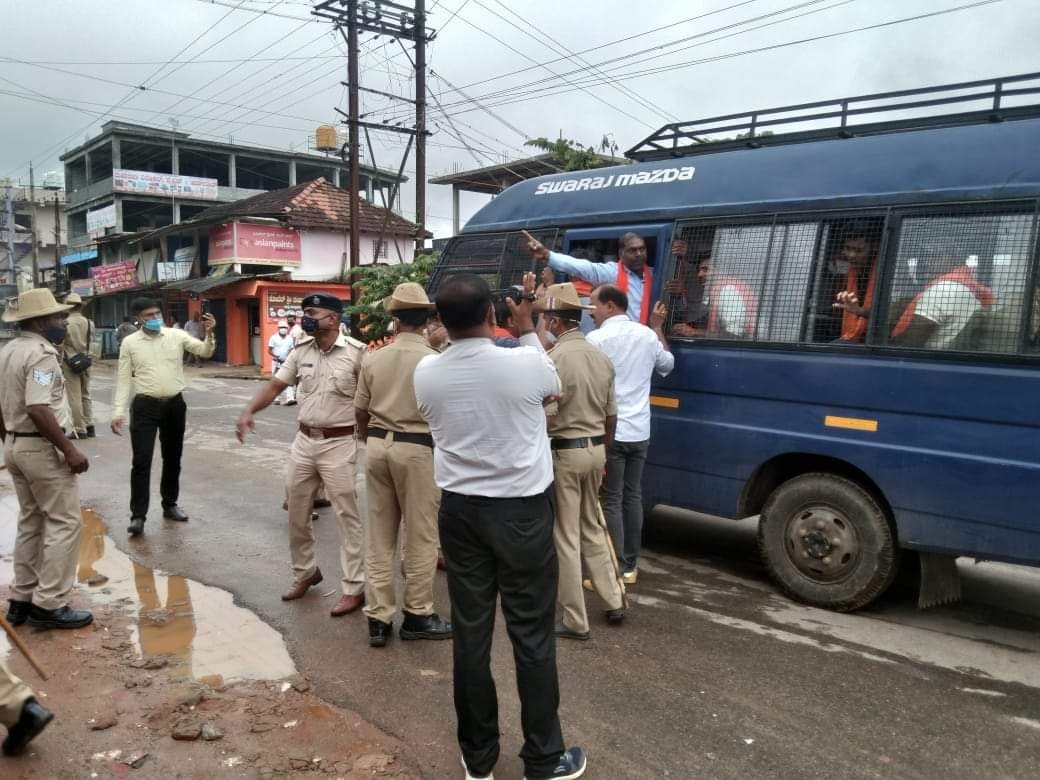 ನಿಷೇಧಾಜ್ಞೆ ನಡುವೆ ಪ್ರತಿಭಟನೆ: ಶನಿವಾರಸಂತೆಯಲ್ಲಿ ಸಂಘಪರಿವಾರದ ಕಾರ್ಯಕರ್ತರು ವಶಕ್ಕೆ
