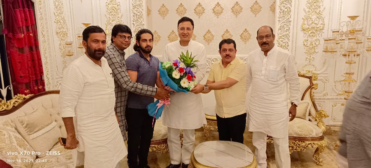 ಝಮೀರ್ ಅಹ್ಮದ್ ನಿವಾಸಕ್ಕೆ ರಾಜ್ಯ ಕಾಂಗ್ರೆಸ್ ಉಸ್ತುವಾರಿ ರಣದೀಪ್ ಸಿಂಗ್ ಸುರ್ಜೇವಾಲಾ ಭೇಟಿ