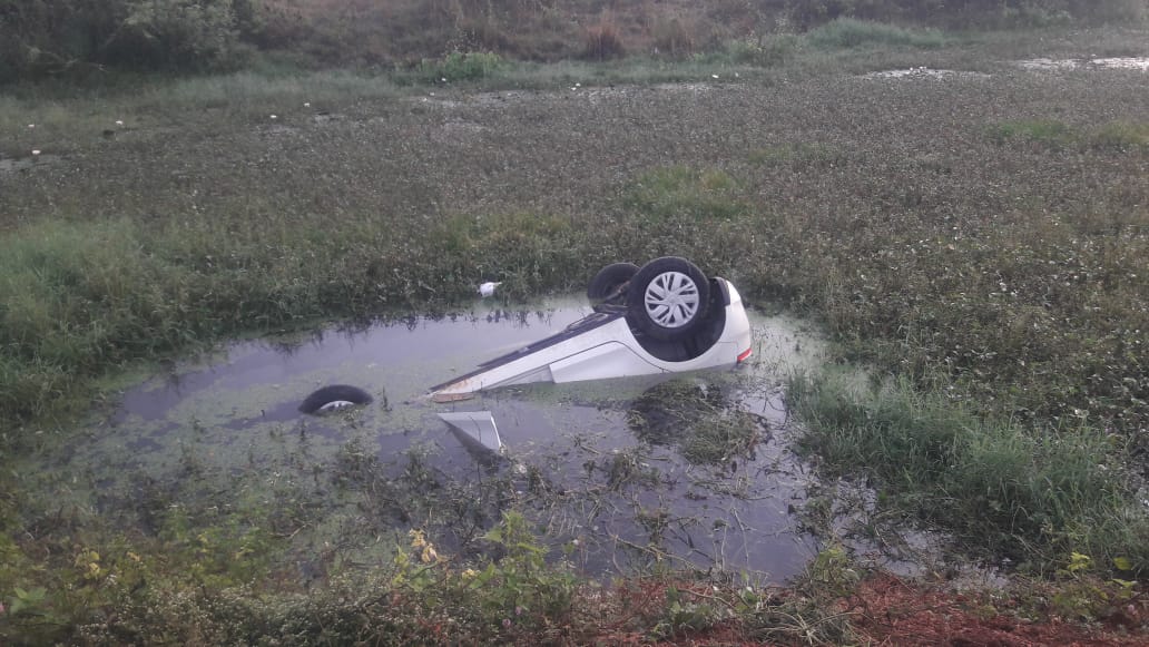 ಮುಂಡಗೋಡ : ಕೆರೆಗೆ ಬಿದ್ದ ಕಾರು; ಸಿ.ಆರ್.ಪಿ.ಎಫ್ ಸಿಬ್ಬಂದಿ, ಪತ್ನಿ ಮೃತ್ಯು