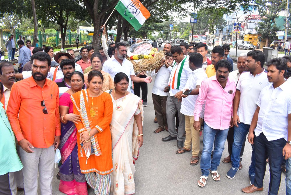 ಮಂಡ್ಯ: ಪ್ರಿಯಾಂಕ್ ಖರ್ಗೆ ವಿರುದ್ಧ ಅವಹೇಳನಕಾರಿ ಹೇಳಿಕೆ ಖಂಡಿಸಿ ಸಂಸದ ಪ್ರತಾಪ್ ಸಿಂಹ ಪ್ರತಿಕೃತಿ ದಹಿಸಿ ಪ್ರತಿಭಟನೆ