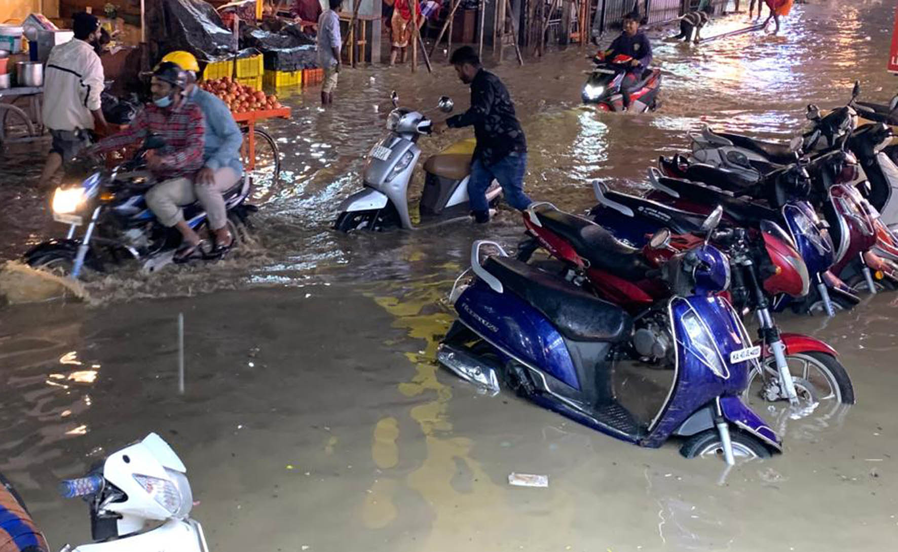 ಬೆಂಗಳೂರಿನಲ್ಲಿ ಹಲವೆಡೆ ಧಾರಾಕಾರ ಮಳೆ: ಮನೆಗೆ  ನುಗ್ಗಿದ ನೀರು, ವಾಹನ ಸವಾರರ ಪರದಾಟ