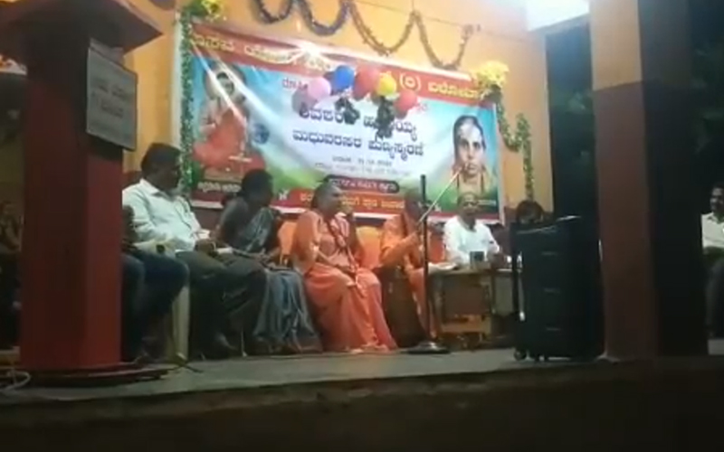 ಬೆಳಗಾವಿ: ಪ್ರವಚನ ಮಾಡುತ್ತಿರುವಾಗಲೇ ಕುಸಿದು ಬಿದ್ದು ಸ್ವಾಮೀಜಿ ನಿಧನ; ವೀಡಿಯೊ ವೈರಲ್