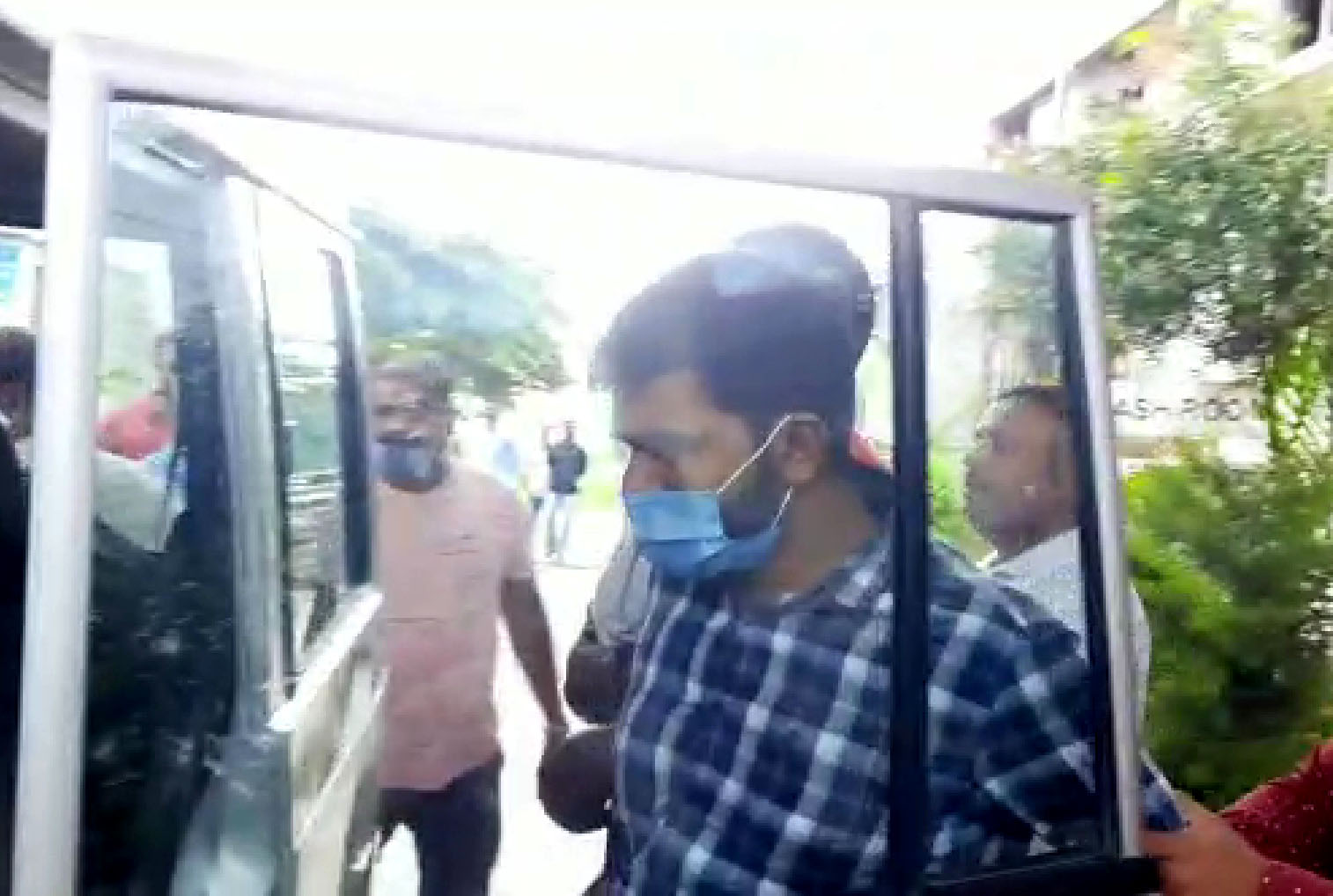 ಹಾಸನ: ಲಂಚ ಪಡೆಯುತ್ತಿದ್ದಾಗ ಎಸಿಬಿ ಬಲೆಗೆ ಬಿದ್ದ ಗ್ರಾಮಲೆಕ್ಕಿಗ