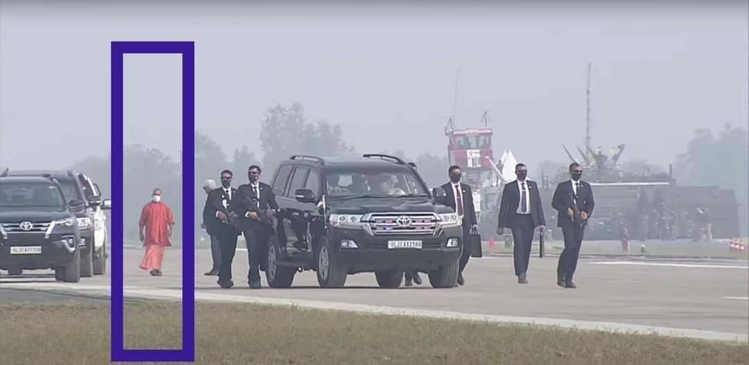 ತನ್ನನ್ನು ಲೆಕ್ಕಿಸದೇ ಮುಂದೆ ಸಾಗಿದ ಪ್ರಧಾನಿ ಮೋದಿ ಕಾರನ್ನು ವೇಗವಾಗಿ ನಡೆದು ಹಿಂಬಾಲಿಸಿದ ಆದಿತ್ಯನಾಥ್